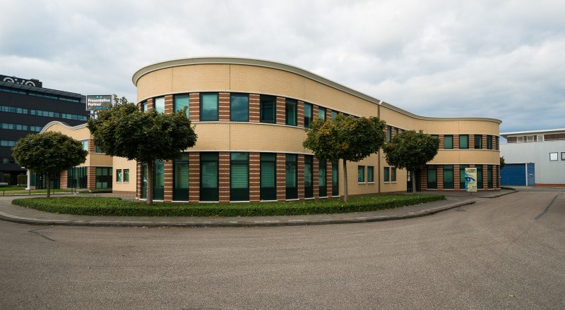 meijer_van_eerden_architectenbureau_kantoorpand_signaalrood_zoetermeer
